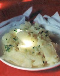 Yuca con Mojo (Yucca With Garlic Sauce)